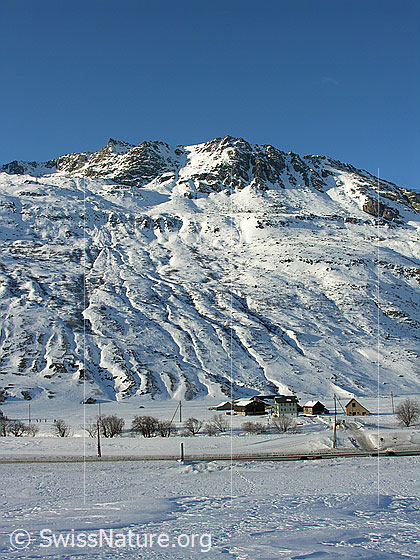 Foto: Blick auf den Weiler Rüssen in Andermatt und zum Spitzigrat.