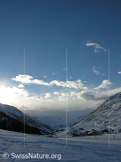 Foto: Blick von Andermatt Richtung Hospental mit aufziehender Front mit Wolken.