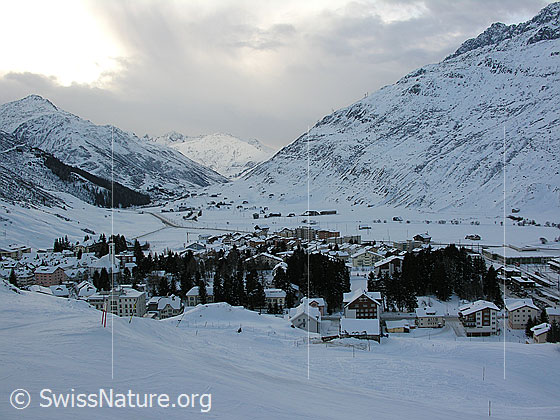 Foto: Blick über Andermatt Richtung Hospental. Links im Hintergrund ist das Winterhorn zu sehen.