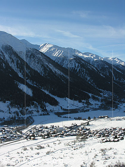 Foto: Reckingen und schneebedeckte Winterlandschaft im Goms. Im Hintergrund ist der Ernergalen zu sehen.
