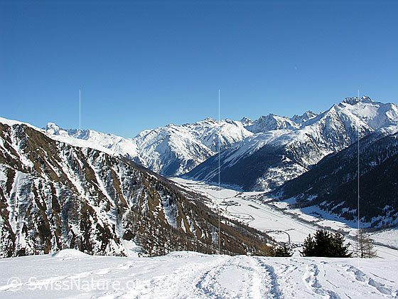Foto: Aussicht von der Galmihornhütte auf die Bergwelt und in den Talboden des Obergoms. Zu sehen sind Galenstock, Tällistock, Muttenhörner, Saashörner, Pizzo Rotondo, Blashorn, Galmihorn, Mittaghorn, Pizzo Gallina und die Dörfer Obergesteln und Ulrichen.