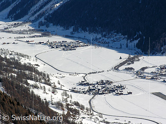 Foto: Tiefblick auf die Oberwalliser Dörfer Ulrichen und Obergesteln.