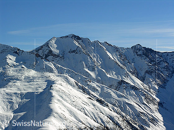 Foto: Blinnenhorn, Wallis. Die Berglandschaft ist schneebedeckt.