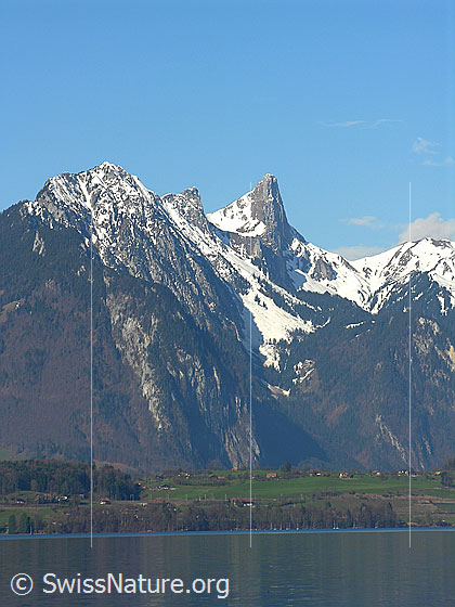 Foto: Blick über den Thunersee zum Stockhorn. Die Stockhornkette ist noch teilweise schneebedeckt.