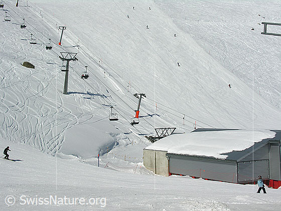 Foto: Sessellift und Skipiste