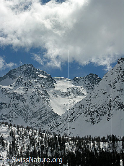 Foto: Wolken über dem Schwarzhorn erzeugen Licht und Schatten in der schneebedeckten Berglandschaft.