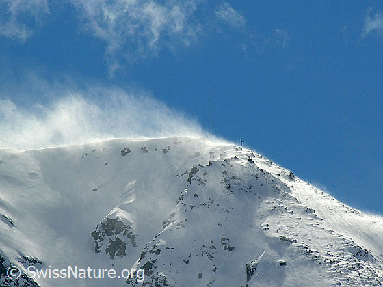 Foto: Schneefahne (Schneeverfrachtung) am Hirli.