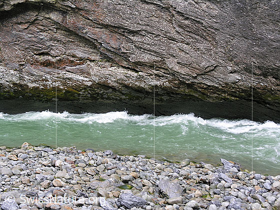 Foto: Kies, Wasser, Fels.