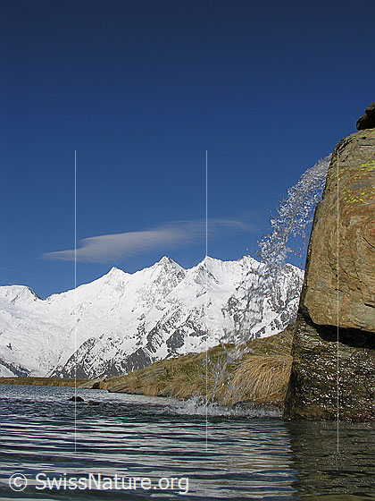 Foto: Mischabel von E
Im Vordergrund: Bergsee mit Wasserfall.
Gipfel: Täschhorn - Dom - Lenzspitze - Nadelhorn .