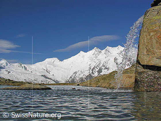 Foto: Allalin, Alphubel und Mischabel von E
Im Vordergrund: Bergsee mit Wasserfall.
Gipfel: Allalinhorn - Feekopf - Alphubel - Täschhorn - Dom - Lenzspitze - Nadelhorn - Stecknadelhorn - Ulrichshorn.