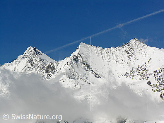 Foto: Dom, Lenzspitze und Nadelhorn von E.
Davor ein paar Wolkenfetzen.