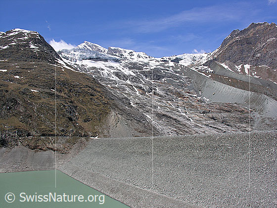 Foto: Blick auf den eindrücklichen Staudamm des Stausees Mattmarkl. 
Im Hintergrund der Allalingletscher, das Allainihorn und Klein Allalin. Gut zu sehen ist im rechten Bilddteil die Vordere Allalinmoräne.