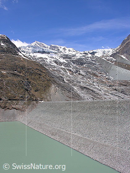 Foto: Blick auf den eindrücklichen Staudamm des Stausees Mattmarkl. 
Im Hintergrund der Allalingletscher, das Allainihorn und Klein Allalin. Gut zu sehen ist im rechten Bilddteil die Vordere Allalinmoräne.
