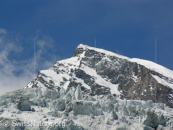 Foto: Allalinhorn von E. Rechts vom Gipfel der Hohlaubgrat. 
Im Vordergrund der Abbruch des Allalingletschers.
