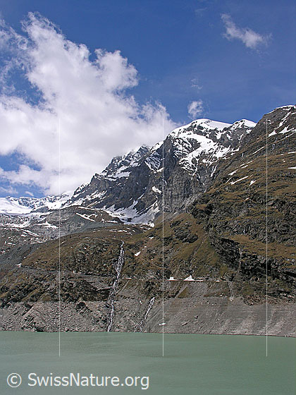 Foto: Fluchthorn von NE.
Der Gipfel des Strahlhorns wird von Wolken verdeckt.
Im Vodergrund der Stausee Mattmark.