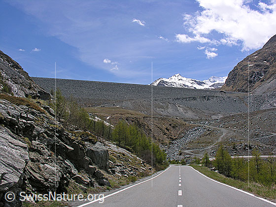 Foto: Blick auf den eindrücklichen Staudamm Mattmark.
