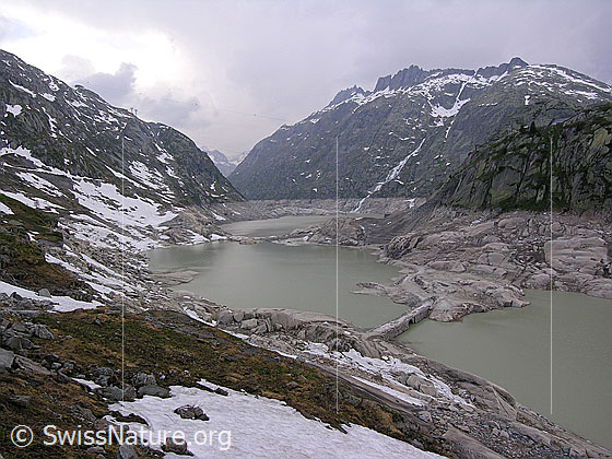 Foto: Tiefer Wasserstand im Grimselsee. Zu sehen ist eine alte Brücke, welche noramlerweise unter dem Wasserspiegel liegt.