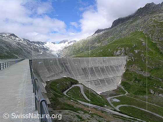 Foto: Blick über die Staumauer des Oberaarsees.
Der Oberaarsee ist Teil eines Speicherkraftwerks.
