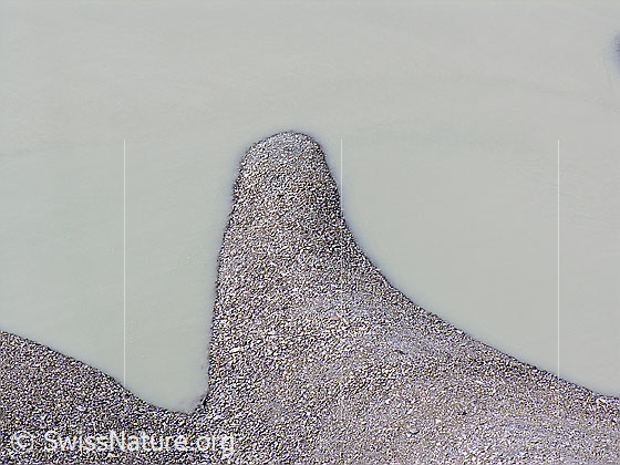 Foto: Am Seeufer des Grimselsees bilden sich bei tiefem Wasserstand interessante Formen.