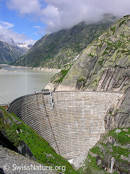 Foto: Blick auf die Staumauer Spittellamm und den Grimselsee. Rechts die bei Sportkletterern bekannten Granitfelsen.
