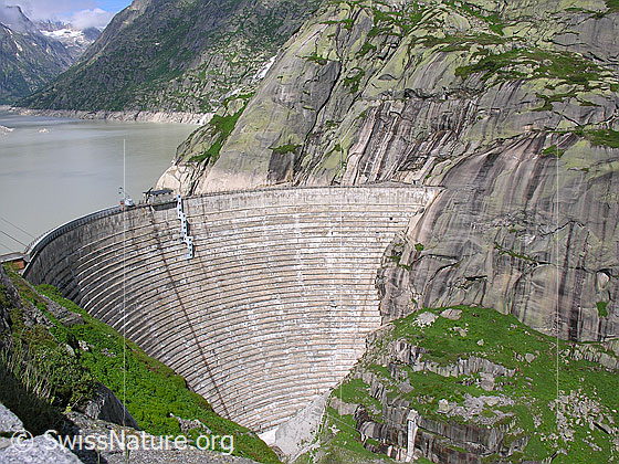 Foto: Blick auf die Staumauer Spittellamm und den Grimselsee. Rechts die bei Sportkletterern bekannten Granitfelsen.