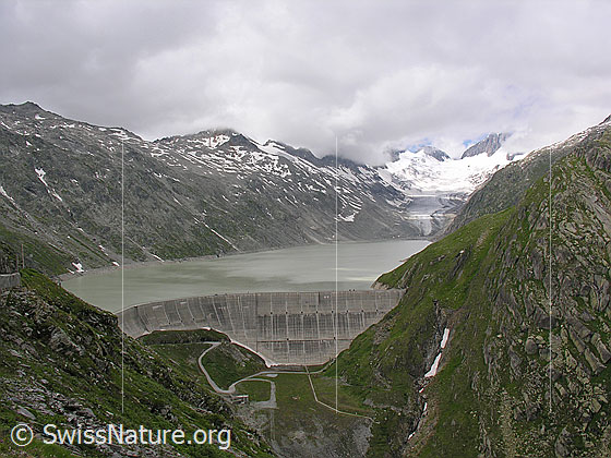 Foto: Blick auf die Staumauer und den Stausee Oberaar sowie das Einzugsgebiet des Sees.
Der Oberaarsee ist Teil eines Speicherkraftwerks.