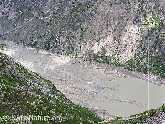 Foto: Bei tiefem Wasserstand werden am Ende des Grimselsees grosse Sandbänke sichtbar, durch welche sich das Gletscherwasser des Unteraargletschers in Mäandern (Flussschlingen) den Weg in den Grimselsee sucht.