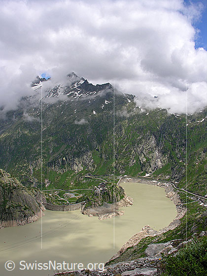 Foto: Grimselsee mit Staumauern Spittellamm und Seeuferegg. Tiefblick auf den östlichen Teil des Grimselsees mit den beiden Staumauern (Spittellamm und Seeuferegg) und das Grimsel Hospiz.