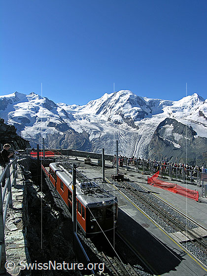 Foto: Endstation der Gornergratbahn und die Viertausender Nordend, Dufourspitze, Parrotspitze, Liskamm und Castor.