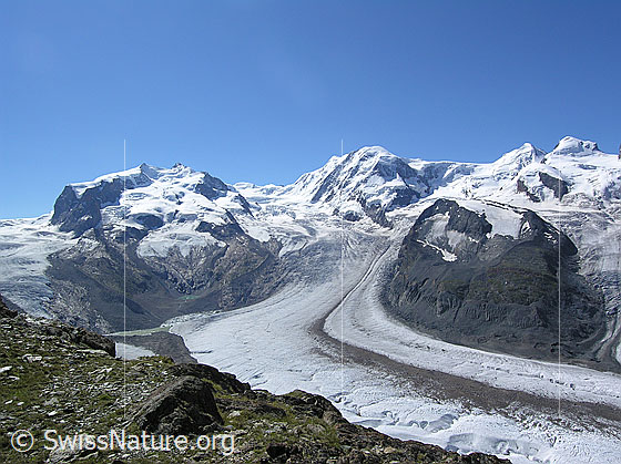 Foto: Blick vom Gornergrat zur Monte Rosa (Nordend, Dufourspitze, Parrotspitze), Liskamm, Castor, Polux und auf die weite Gletscherlandschaft mit Gornergletscher, Monte Rosagletscher, Grenzgletscher und Zwillingsgletscher. Mit ausgeprägter Mittelmoräne.
