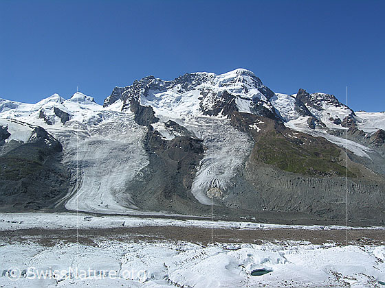 Foto: Blick vom Gornergrat zu Castor, Pollux, Breithorn, Klein Matterhorn und auf den Gornergletscher mit markanter Mittelmoräne. Weiter sind Zwillingsletscher, Schwärzegletscher, Breithorngletscher, Triftjigletscher, Kleinmatterhorn Gletscher und Unterer Theodulgletscher zu sehen.