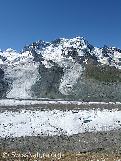 Foto: Blick vom Gornergrat zu Pollux, Breithorn, Klein Matterhorn und auf den Gornergletscher mit markanter Mittelmoräne. Weiter sind Schwärzegletscher, Breithorngletscher mit Gletscherzunge, Triftjigletscher und Kleinmatterhorn Gletscher zu sehen.