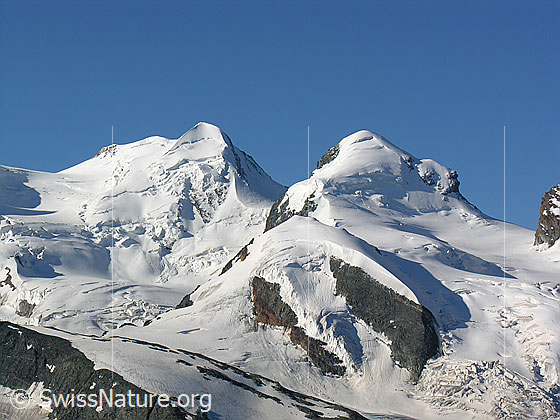 Foto: Castor und Pollux mit Zwillingsgletscher und Schwärzegletscher.