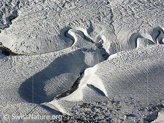 Foto: Interessante Formen auf der Oberfläche des Gornergletschers. Toll gerformte supraglazialer Schmelzwasserkanal.
