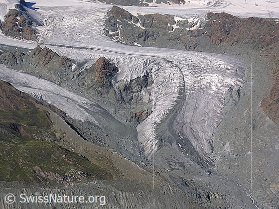 Foto: Unterer Theodulgletscher mit Moränen und geschwungener Gletscherzunge.