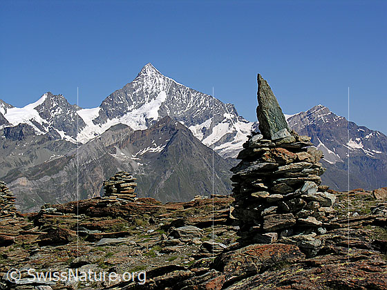 Foto: Schalihorn, Schalijoch, Weisshorn, Schaligletscher und Steinmännchen im Vordergrund.