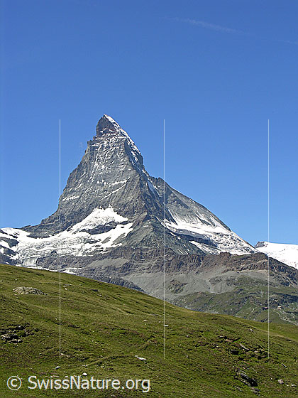 Foto: Matterhorn. In der Mitte der Hörnligrat, rechts der Zmuttgrat (inkl. Zmuttnase).
Am Fuss des Matterhorns links der Furggletscher, rechts der Matterhorngletscher.