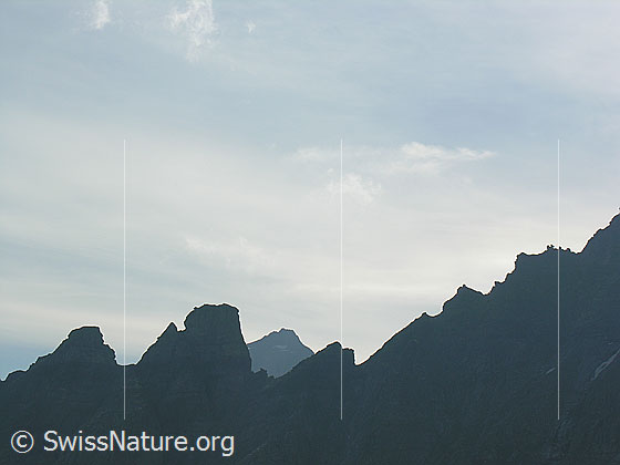 Foto: Gezackter Felsgrat im Gegenlicht.