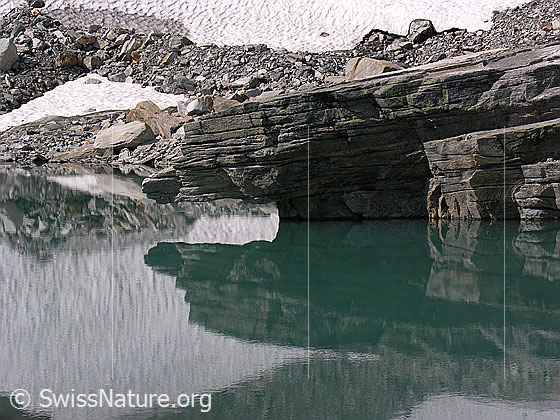 Foto: Ein grosser Felsblock spiegelt sich im Mättitalsee.