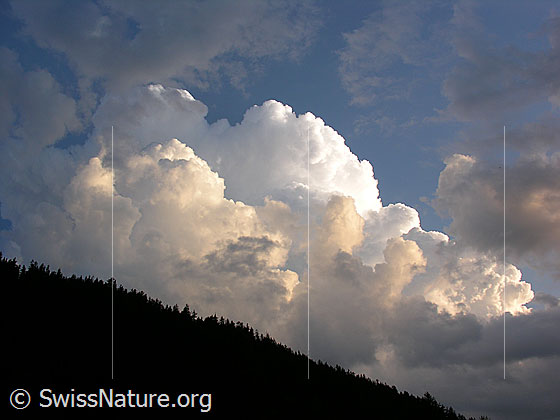 Foto: Quellwolken über dem Binntal.