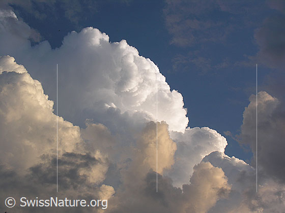 Foto: Quellwolken über dem Binntal.