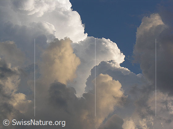 Foto: Quellwolken über dem Binntal.