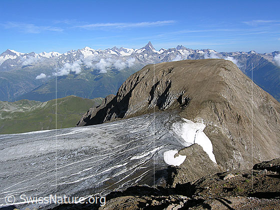 Foto: Rappegletscher und Rappehorn mit Berner Alpen im Hintergrund. Der Gletscher weist Spalten auf.