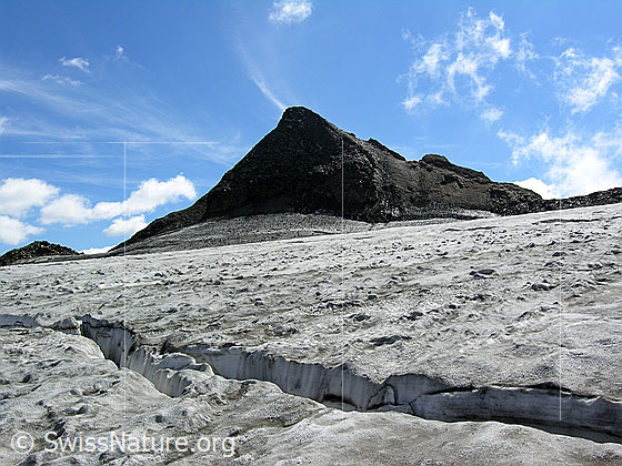 Foto: Bergpyramide Ober Rappehorn und Eisfläche des Rappegletschers mit Gletscherspalte.