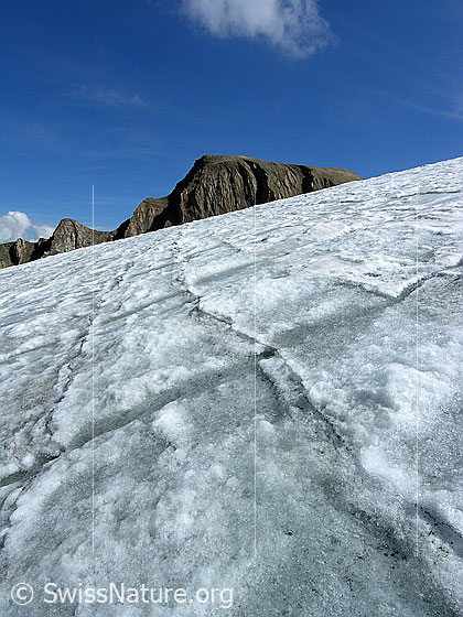 Foto: Strukturen auf dem Rappegletscher mit Rappehorn im Hintergrund.