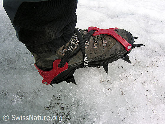 Foto: Mit Steigeisen unterwegs auf dem Gletschereis.