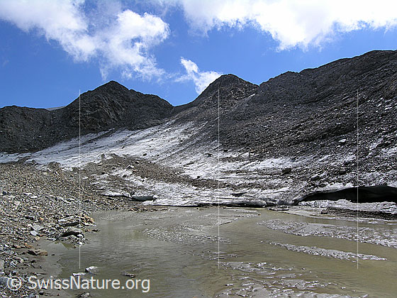 Foto: Schwemmlandschaft und Teil des Fäldbachgletschers. Auf dem Gletscher liegt Geröll.