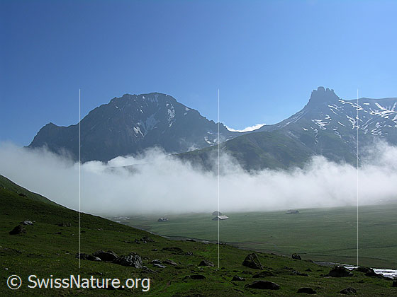 Foto: Nebelschwaden über der Hochebene der Engstligenalp. Im Hintergrund sind Vorder Lohner und Tschingellochtighorn zu sehen.