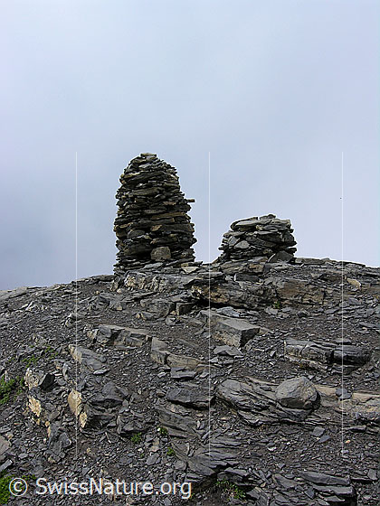 Foto: Steinmänner im Nebel auf dem Gipfel des Ammertenspitz.