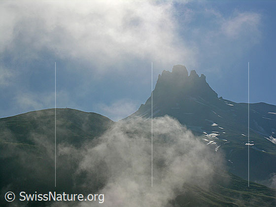 Foto: Von Nebelschwaden umgebenes Tschingellochtighorn. Links davon das Ortelenhorn.